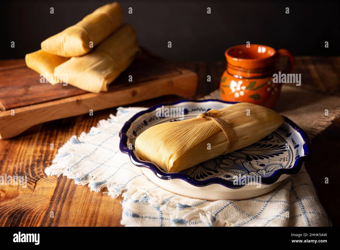 Plat préhispanique typique du Mexique et de certains pays d'Amérique latine.Pâte de maïs enveloppée de feuilles de maïs.Les tamales sont cuits à la vapeur. Banque D'Images
