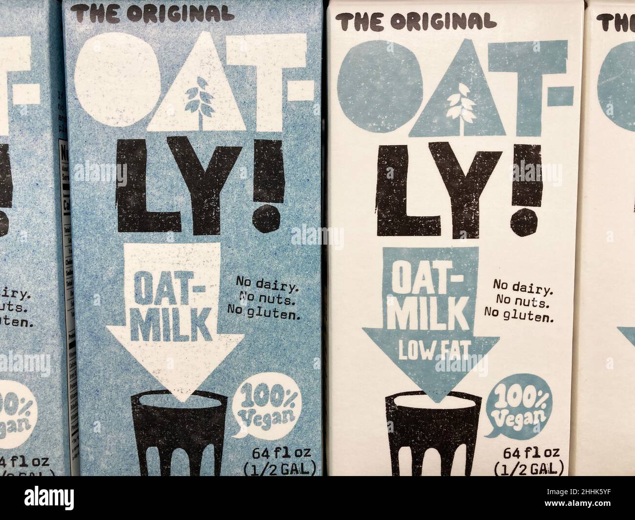 Cartons de lait d'avoine de marque OAT-Ly Original et faible teneur en gras sur l'étagère de la section journal de l'épicerie - San Jose, Californie, États-Unis - 2022 Banque D'Images