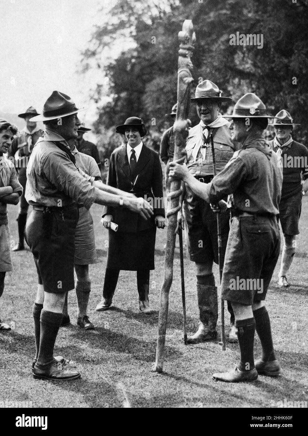 Sir Robert Baden-Powell, fondateur du mouvement des jeunes Scouts, remet un totem souvenir à un délégué sud-africain au Jamboree Scout mondial 3rd, tenu au Parc Arrowe à Upton, Merseyside. Le jamboree a fêté l'anniversaire 21st du Scoutisme pour les garçons et du mouvement scout.5th août 1929. Banque D'Images