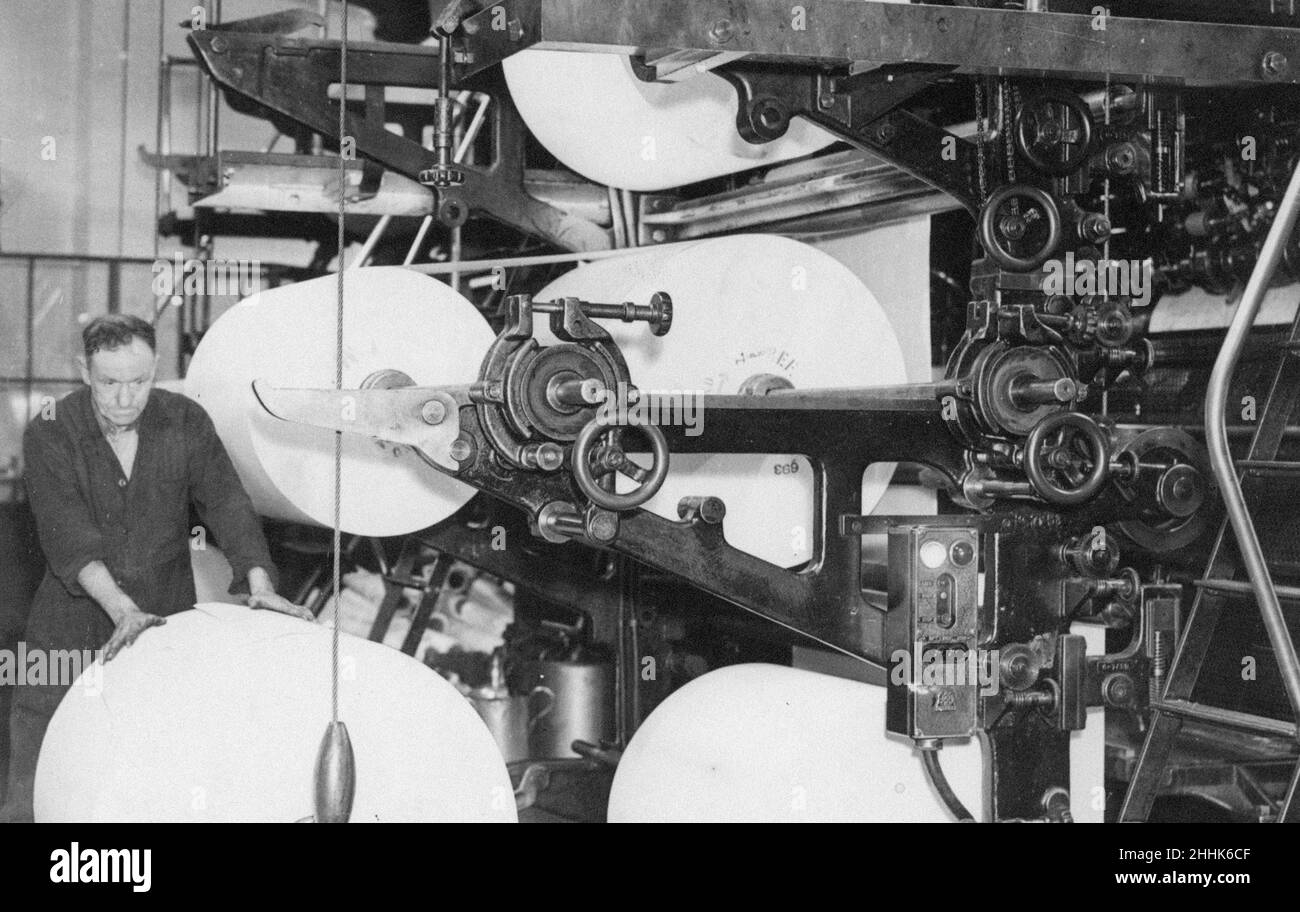 Journal de la Gazette du soir, bâtiments de la Gazette, 105-111, chemin Borough, Middlesbrough, Cleveland,Vers 1930.Notre photo montre, support de bobine de presse rotative, chaque bobine pèse trois quarts de tonne et contient 5 miles de papier. Banque D'Images