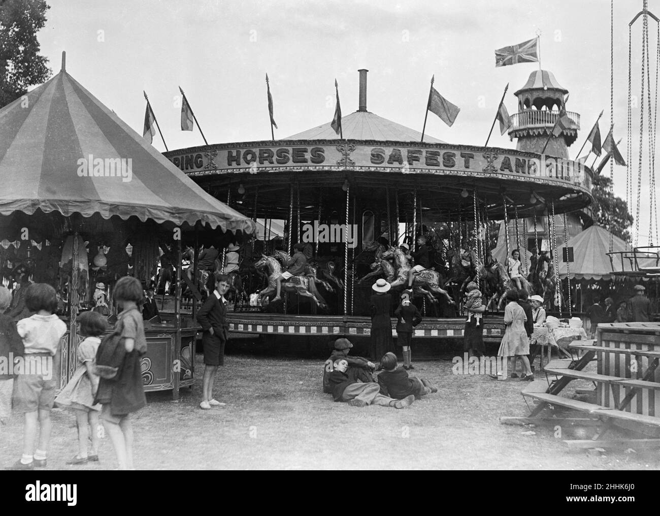 Une foule qui profite de la foire de Tolworth en 1934 Banque D'Images