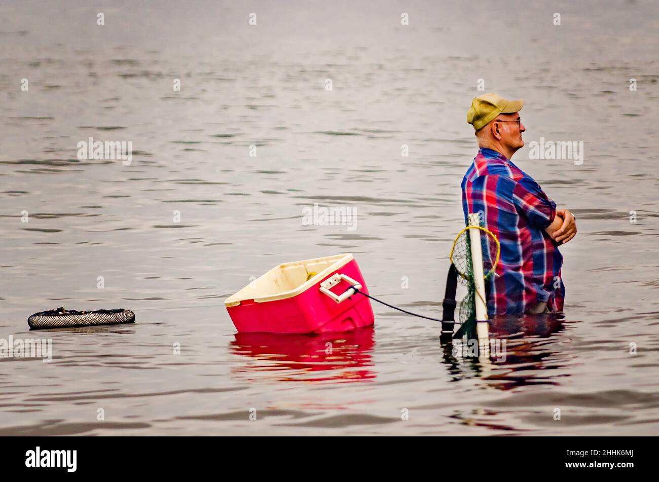 Un homme se tient dans les eaux profondes de la taille pendant la pêche, 1 mai 2016, à Bayou la Berre, Alabama.La ville est connue sous le nom de la capitale des fruits de mer de l'Alabama. Banque D'Images