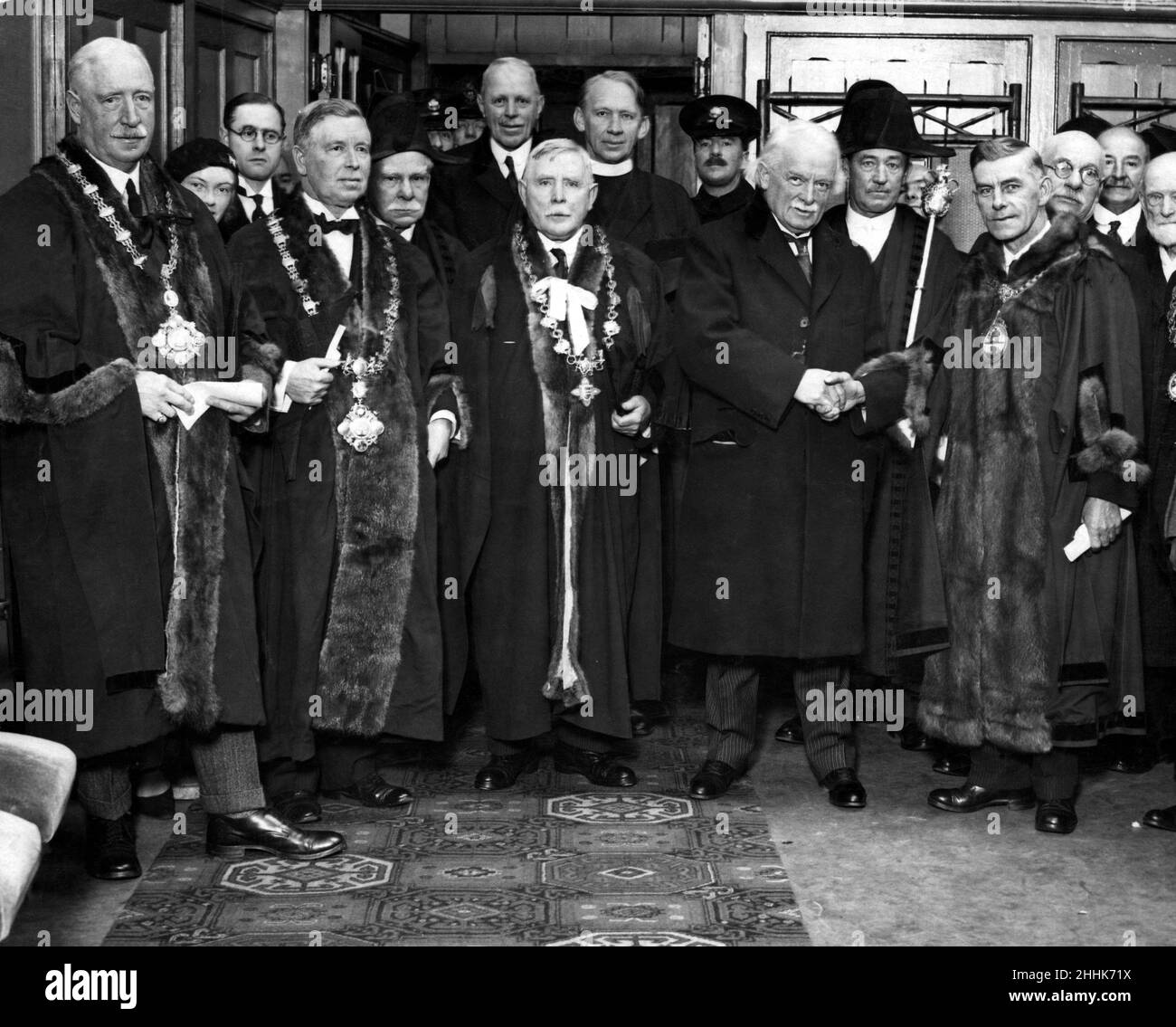 Le très honorable David Lloyd George étant reçu par le maire de Tenby, le conseiller J E Mabe, lorsqu'il a reçu la liberté de l'arrondissement.De gauche à droite, première rangée : le maire de Pembroke, le major de Haverfordwest (conseiller Warren), le maire de Newport, David Lloyd George et le maire de Tenby (conseiller J E Mabe).Vers 1930. Banque D'Images