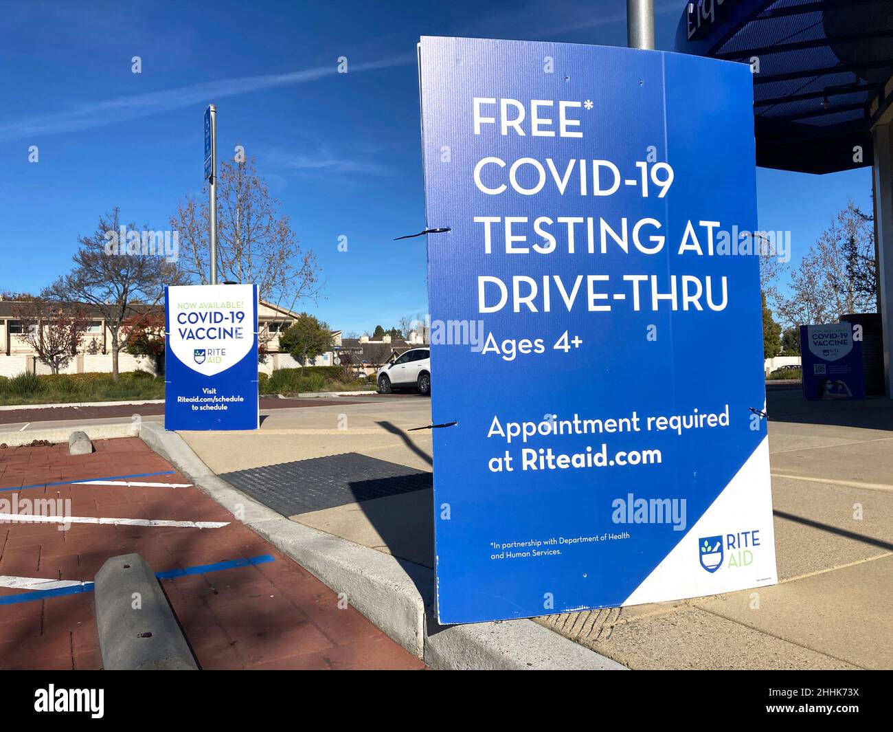 Test Covid-19 gratuit à l'enseigne du drive à la pharmacie Rite Aid.Covid-19 Vaccine Now available Sign - San Jose, Californie, États-Unis - janvier 2022 Banque D'Images