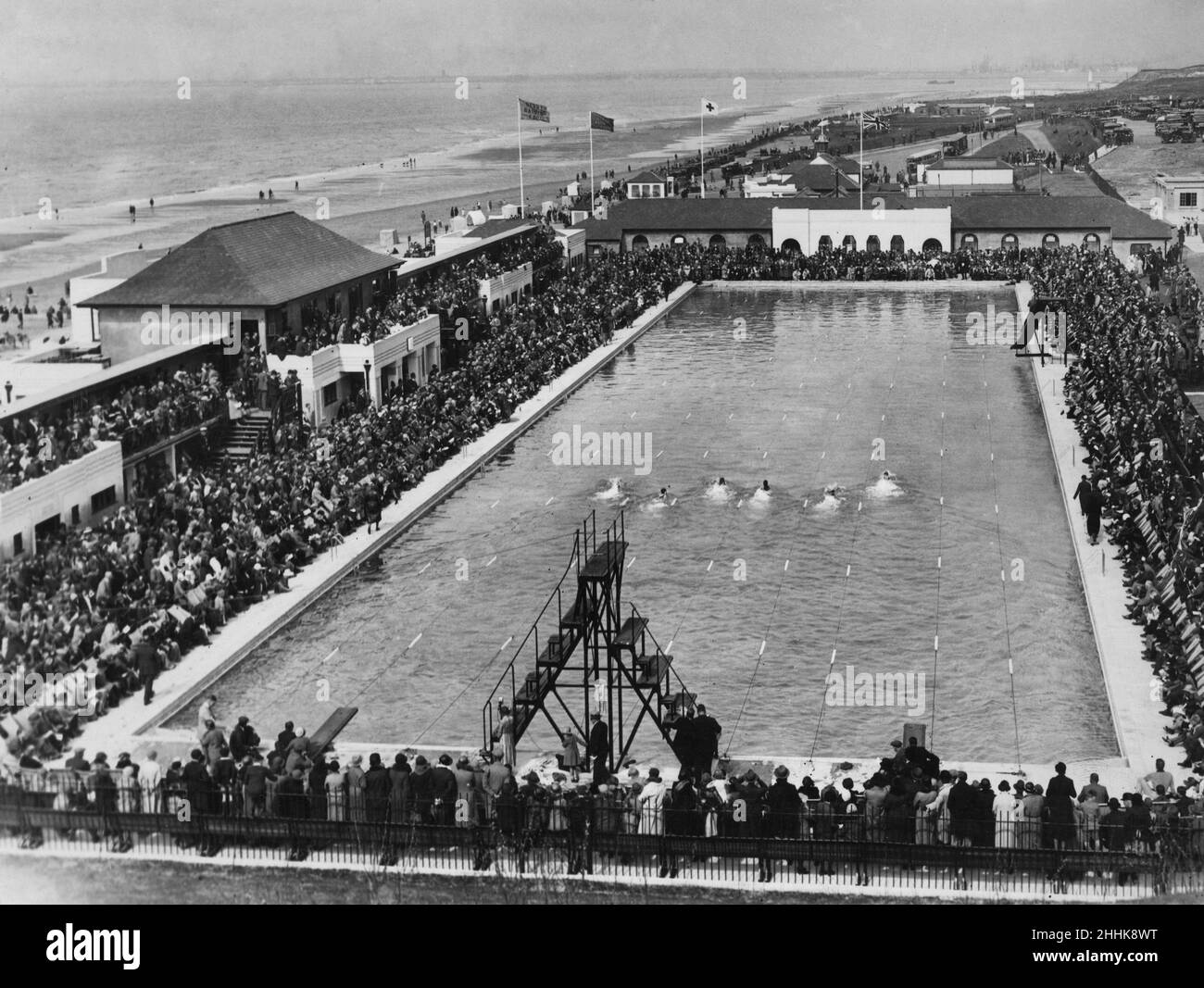 Gala de natation et courses à la piscine du Derby à Harrison Drive, Wallasey.Vers 1935 Banque D'Images