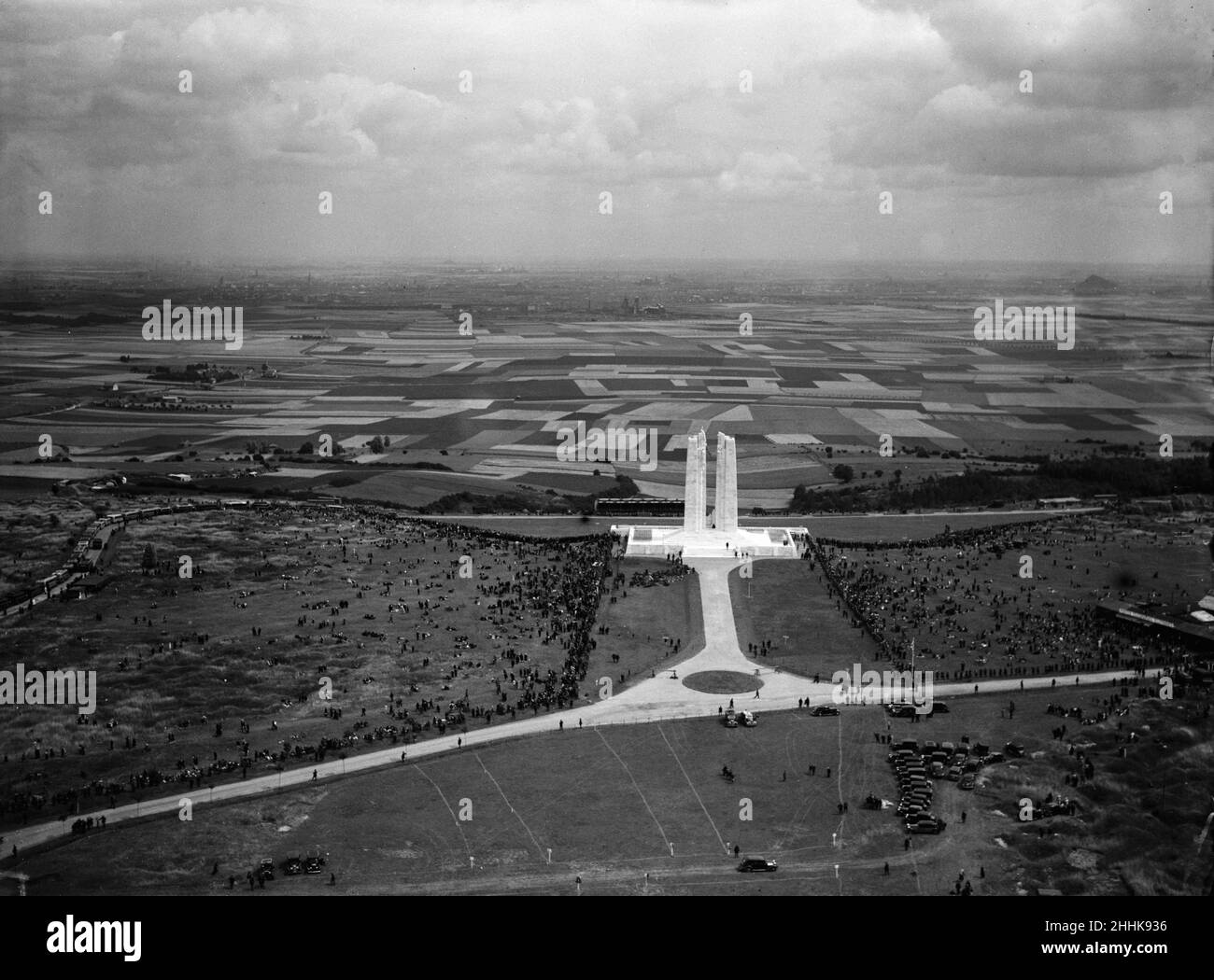 Vue aérienne du Monument commémoratif de guerre du Canada à la crête de Vimy, alors que 50 000 anciens combattants français et canadiens se réunissent pour l'inauguration du monument.Le mémorial a été conçu par Walter Seymour Allward et le site de la colline 145 a été choisi comme point le plus élevé du champ de bataille.26th juillet 1936 Banque D'Images