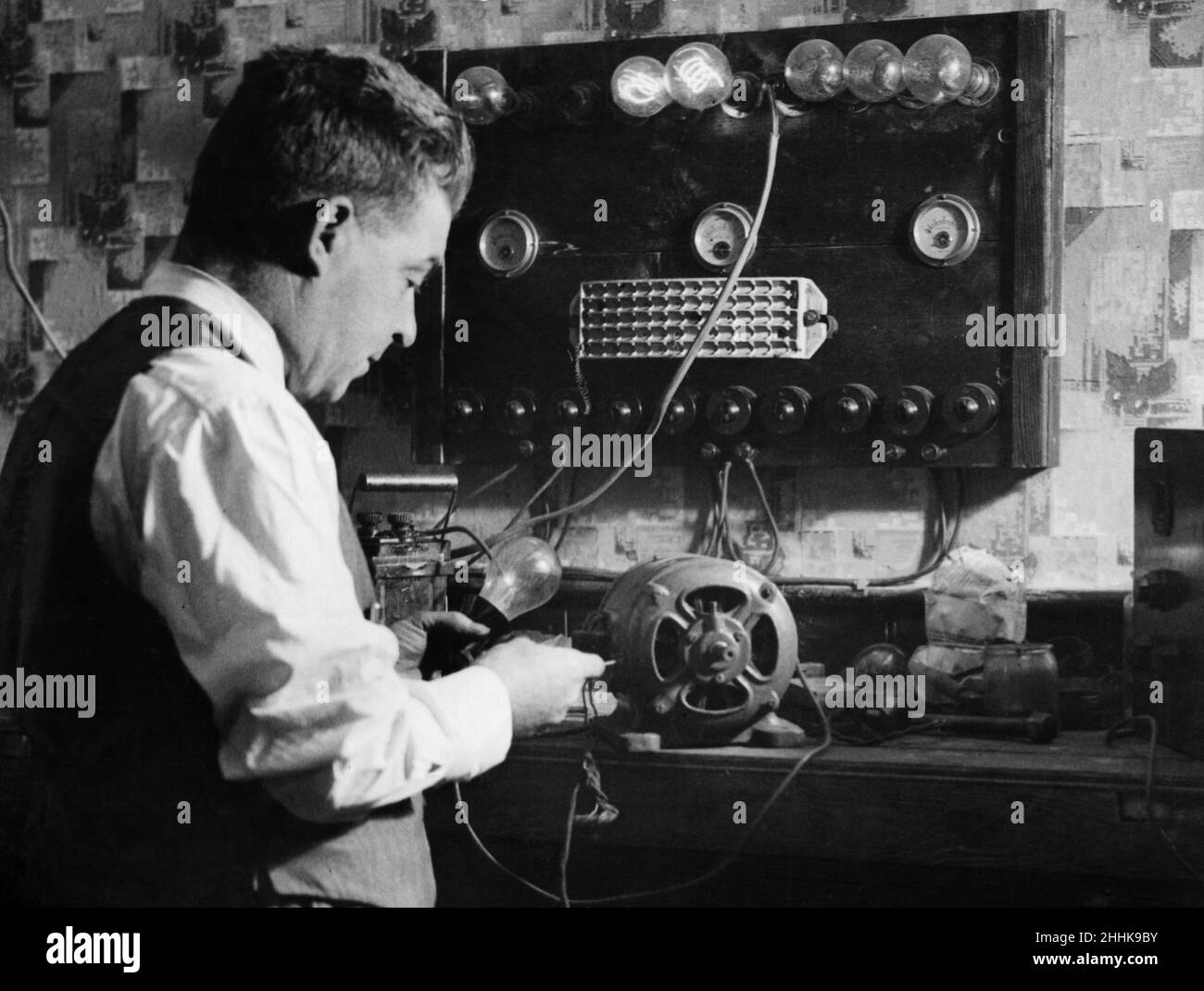 Faire des puns sur son nom est l'occupation de M. Alfred Sparkes.Il est ingénieur en électricité à Collyhurst, Manchester.11th octobre 1935. Banque D'Images