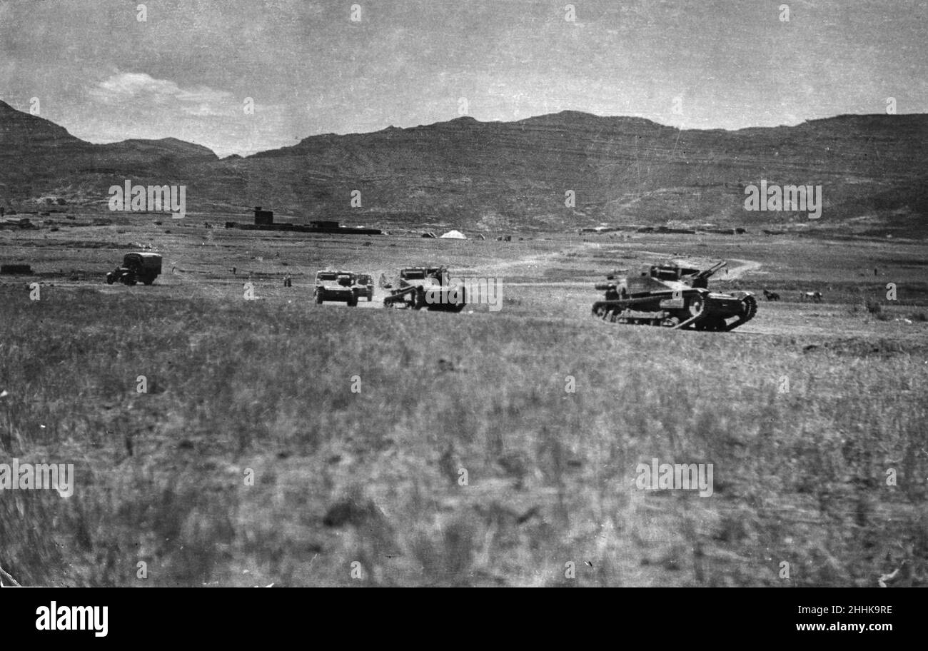 Deuxième guerre Abyssinienne octobre 1935Carro Veloce (CV) 33 tankettes de l'armée italienne forçant un passage à travers le pays sans voie et difficile qui se trouve entre Adigrat et Makale Banque D'Images