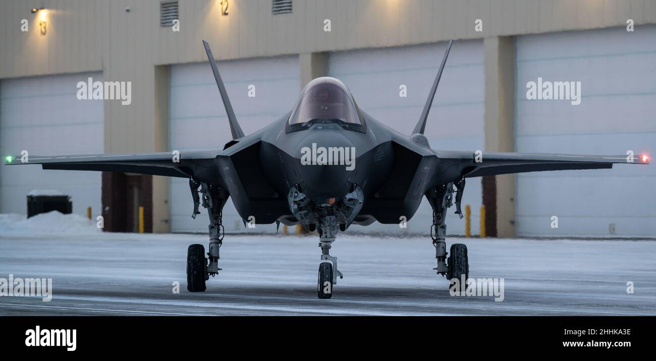 Un F-35A Lightning II affecté aux taxis de la 354th Fighter Wing (FW) pendant l'Arctic Gold 22-1, le 12 janvier 2022, sur la base aérienne d'Eielson, en Alaska.Arctic Gold 22-1 est un exercice de préparation de phase I conçu pour préparer les aviateurs d'Eielson à un grand déploiement de personnes, d'aéronefs et de marchandises d'accompagnement à l'appui du Pacific Theatre.(É.-U.Photo de la Force aérienne par le sergent d'état-major.Beaux Hebert) Banque D'Images