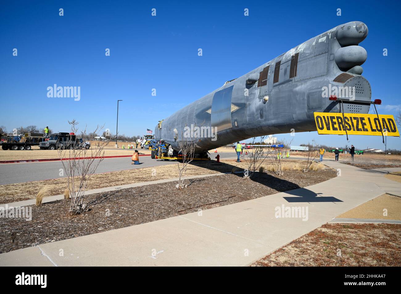 B-52 la queue de StratoFortress numéro 61-0009, surnommée “dommage Inc. II”, a terminé son voyage de près de 1 500 milles de l'Arizona à l'Oklahoma le 22 janvier 2022, lorsqu'elle est arrivée à l'usine Boeing près de la base aérienne de Tinker.Le fuselage sera remonté avec l'aile gauche et l'avion servira de modèle pour les efforts de modernisation de la flotte B-52 menés par la Force aérienne.(Photo de la Force aérienne par Mark Hybers) Banque D'Images