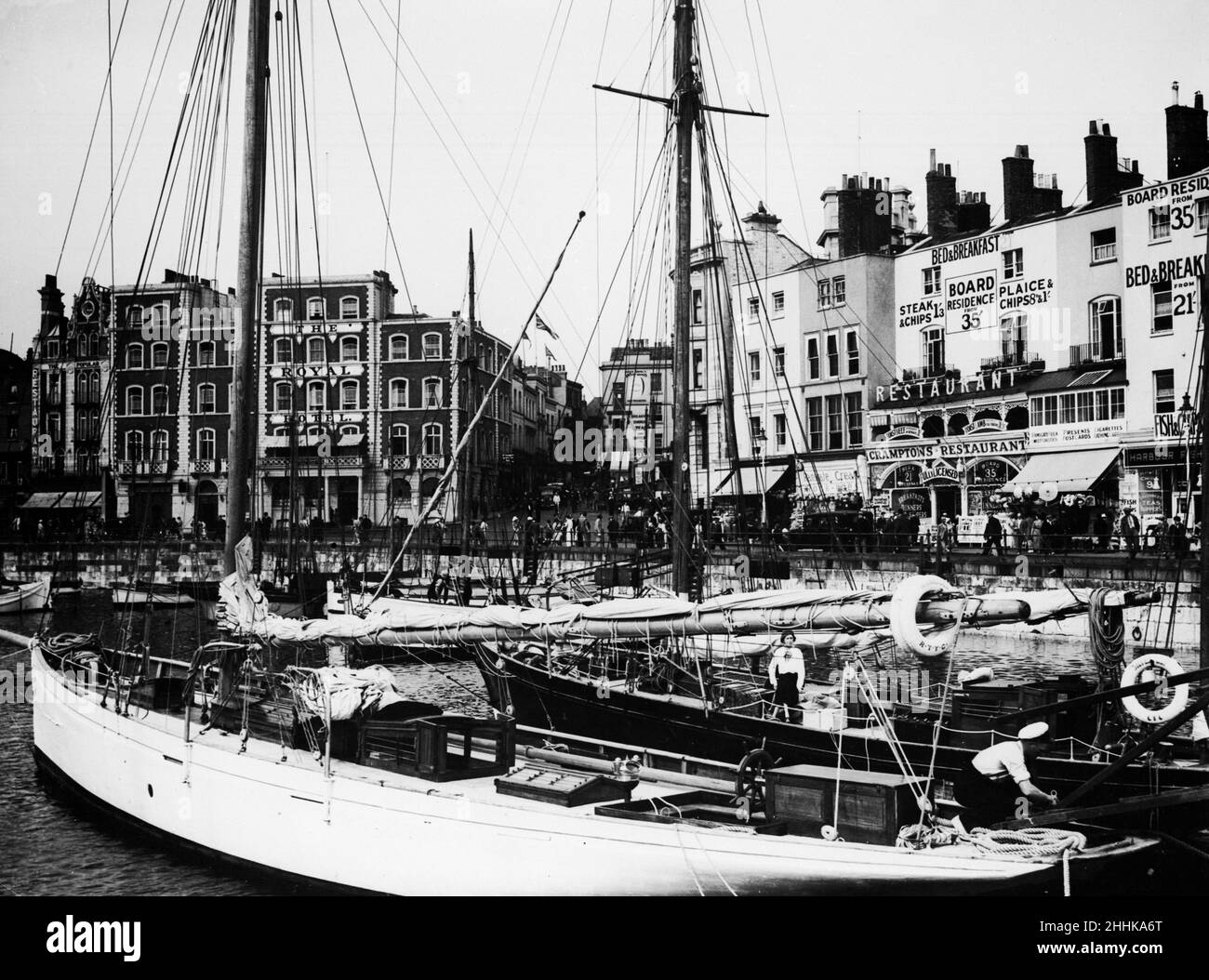 Yachts attachés dans le bassin intérieur du port de Ramsgate.En arrière-plan peut être vu des hôtels, chambres d'hôtes et de petit-déjeuner sur Harbor Parade.Vers août 1935 Banque D'Images