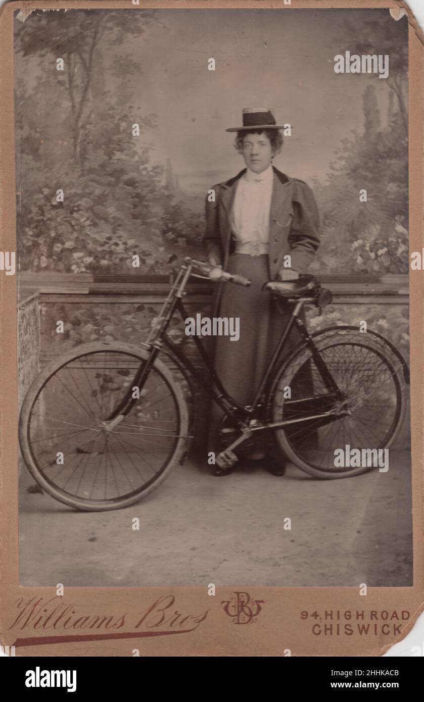 Photo d'époque d'une cycliste femelle C.1910 Chiswick Banque D'Images