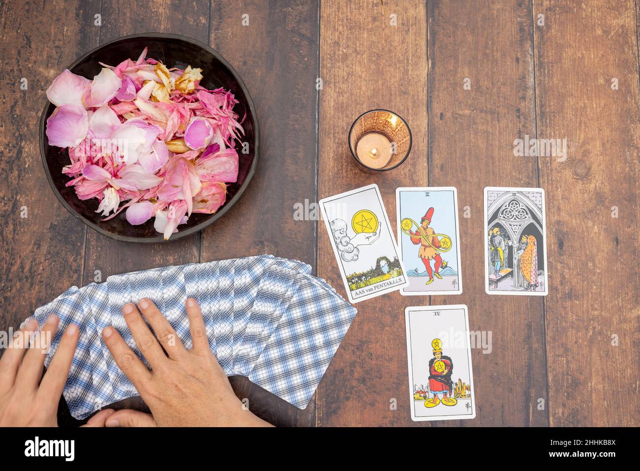 15 septembre 2021, Anvers, Belgique, scène magique, concept ésotérique, dire fortune, cartes tarot sur une table. Le concept de divination, d'astrologie et d'ésotéricisme, illustratif . Photo de haute qualité Banque D'Images