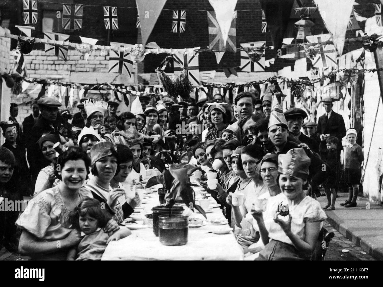 Une fête de thé gay jubilé à Back Thistle Street, Hebburn.Dans tout le pays du Nord, il y aura des thés similaires en l'honneur du Couronnement.6th mai 1935 Banque D'Images