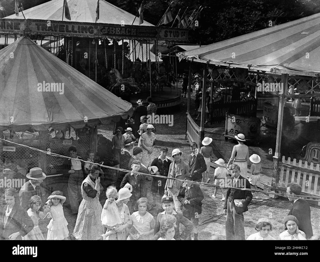 Une foule qui profite de la foire de Tolworth en 1934 Banque D'Images
