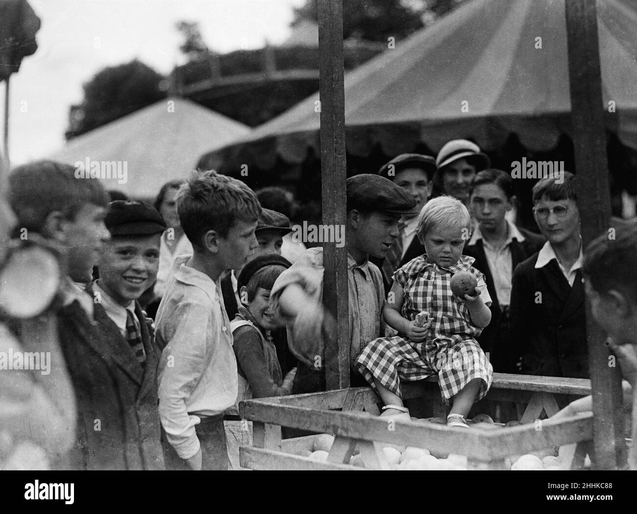 Les foules qui apprécient la timide de noix de coco à la foire de Tolworth en 1934 Banque D'Images