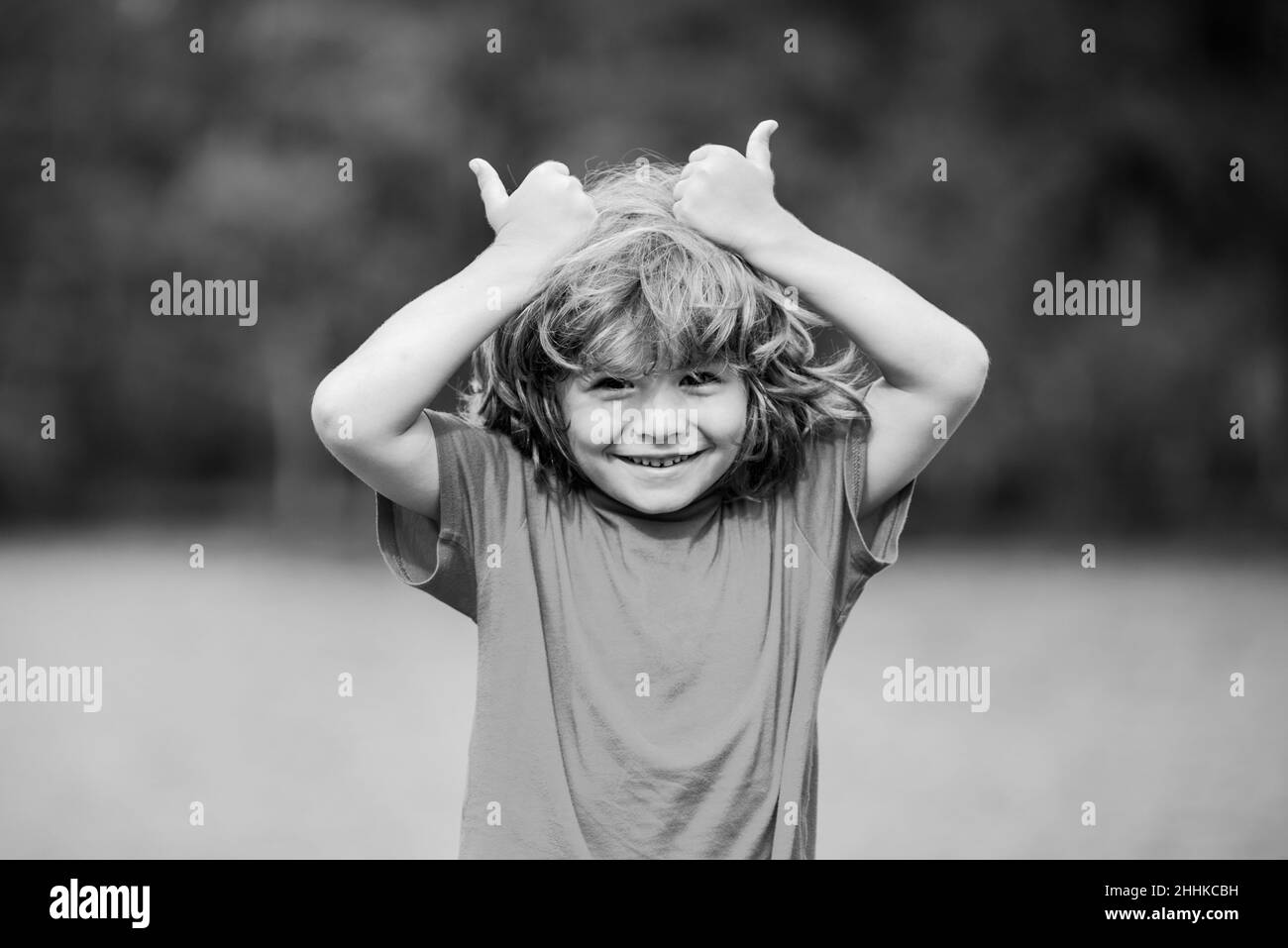 Bravo aux enfants.Enfant garçon approuve.Portrait d'un petit garçon  souriant montrant le pouce vers le haut Photo Stock - Alamy