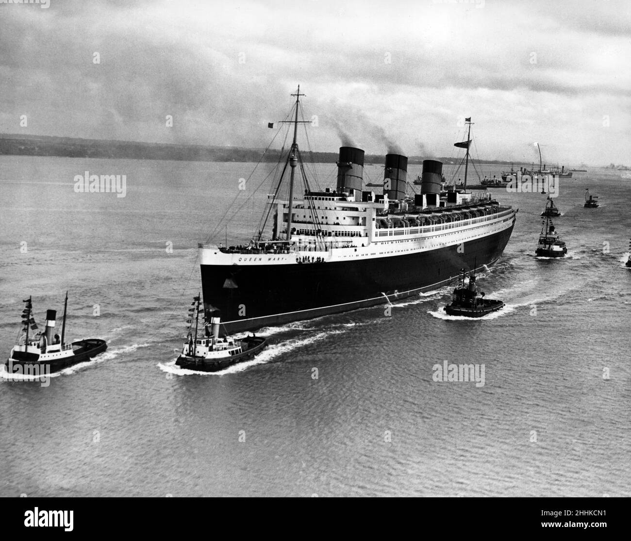 RMS Queen Mary, paquebot qui naviguait principalement dans l'océan Atlantique Nord de 1936 à 1967 pour la ligne Cunard, connue sous le nom de Cunard-White Star lorsque le navire est entré en service.Construit par John Brown & Company à Clydebank, en Écosse.Sur la photo.La reine Mary arrive à Southampton pour entrer dans le quai du roi George V, pour la première fois.27th mars 1936. Banque D'Images