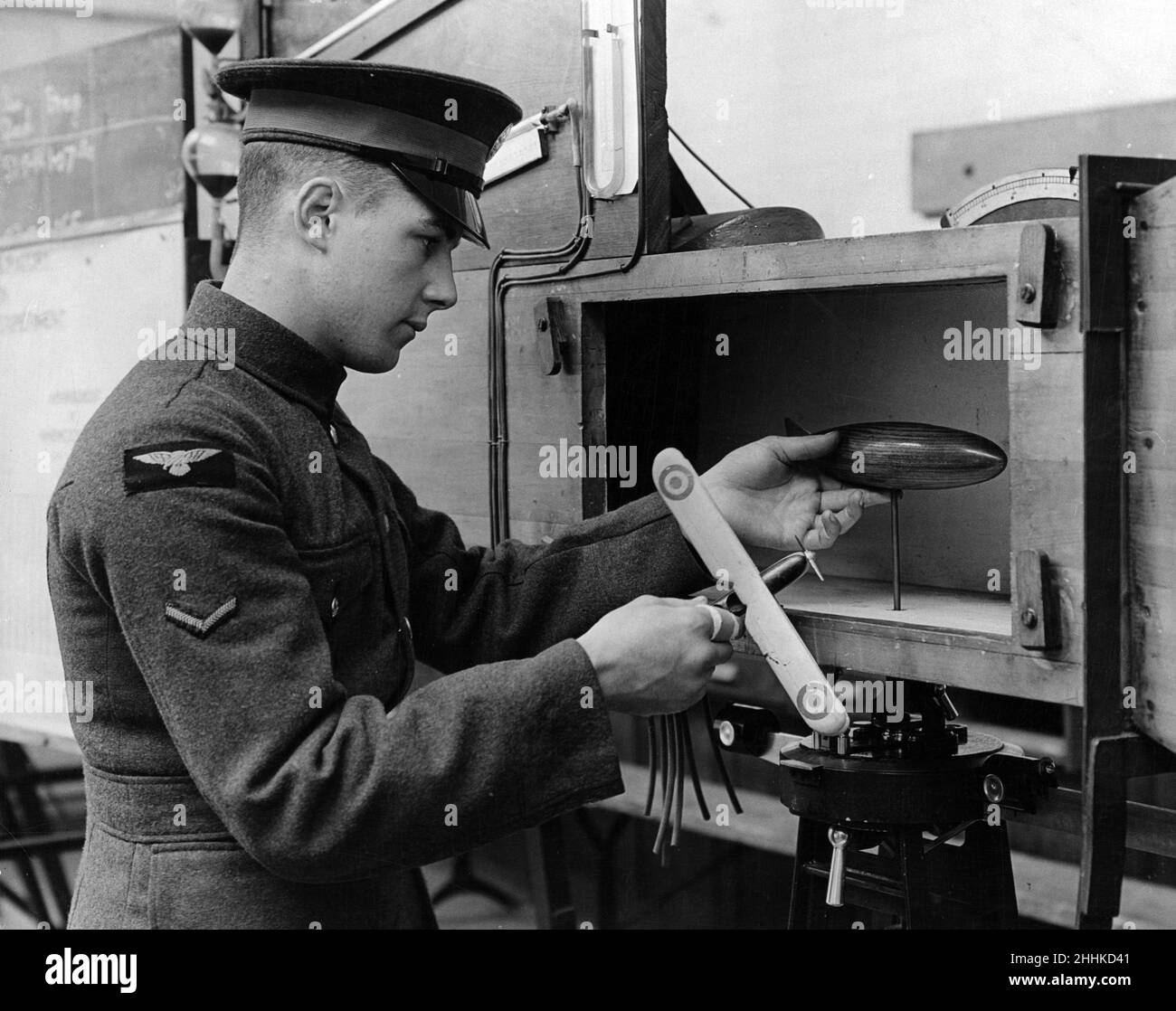 Comment les garçons avides deviennent des aviateurs.Travaux de laboratoire, soufflerie - modèles de changement pour mesurer la résistance au vent.3rd juin 1935. Banque D'Images