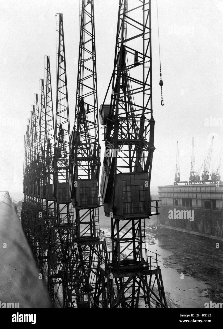 Une vue sur les grues portiques à quai depuis le toit du hangar de Gladstone Dock numéro un, Liverpool.Mars 1927. Banque D'Images