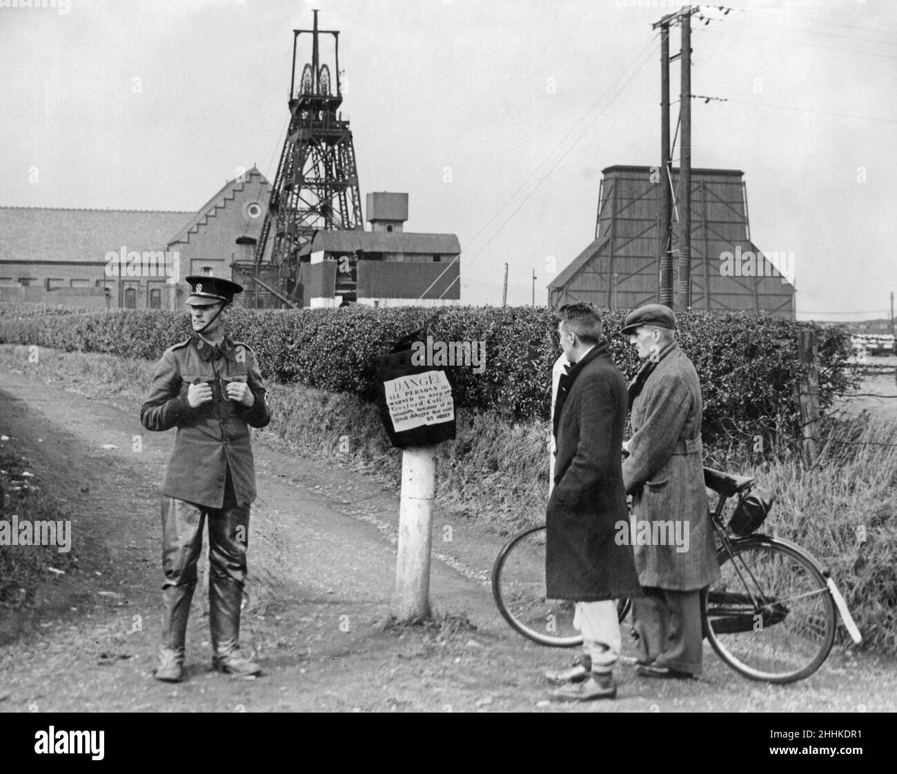 Catastrophe de la mine de charbon Gresford 26th septembre 1934Following une troisième explosion souterraine, les entrées de la tête de mine sont gardées et des avis de danger sont affichés à proximité.Deux cent soixante six hommes et garçons ont été tués lors de l'explosion souterraine initiale du 22nd septembre 1934 Banque D'Images