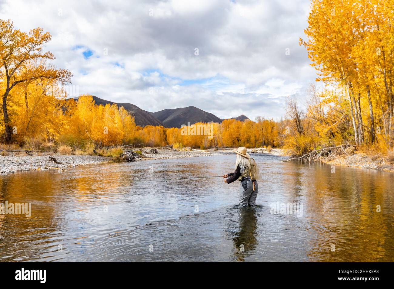 USA, Idaho, Bellevue, femme sénior pêche à la mouche à Big Wood River en automne Banque D'Images
