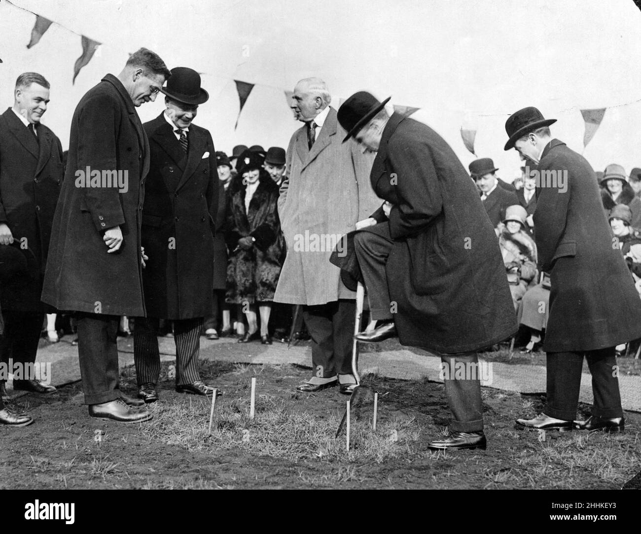 À partir d'aujourd'hui, les citoyens de Newcastle verront des preuves tangibles des préparatifs de l'exposition de la côte nord-est de 1929 qui se tiendra sur la ville de Moor.La première sod a été coupée sur place, qui est de former la Grand court.La cérémonie a été exécutée par le duc de Northumberland.Il y a eu un rassemblement de représentants, y compris les chefs civiques de Newcastle et des arrondissements voisins.20th mars 1928. Banque D'Images