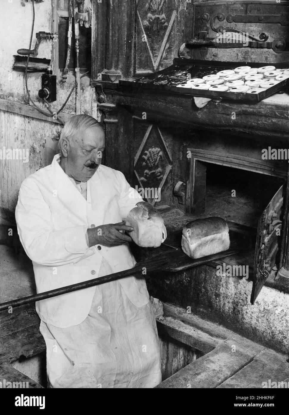 M. Cakebread le boulanger.Né à Claying, dans l'Essex, il y a soixante-quatre ans, M. Nathan Cakebread a été apprenti dans l'entreprise de boulangerie de Woodford à l'âge de seize ans.Il a été boulanger à Higham's Park, Essex, pendant vingt-six ans.13th octobre 1935. Banque D'Images