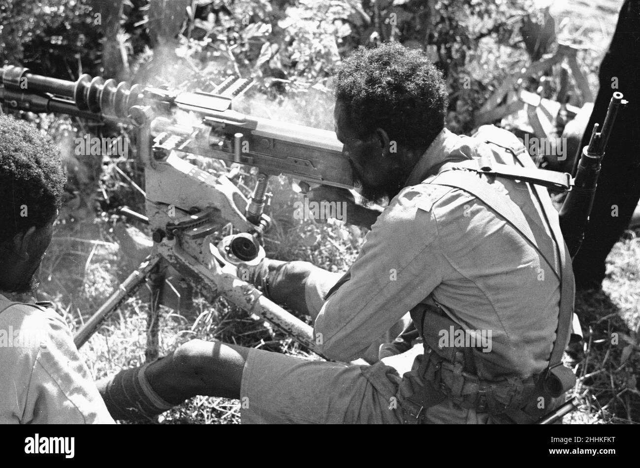 Guerre d'Abyssinian septembre 1935Abyssinian mitrailleuse tirant sur le front d'Ogadan une vieille mitrailleuse Hotchkiss pendant l'invasion italienne d'Abyssinia. Banque D'Images