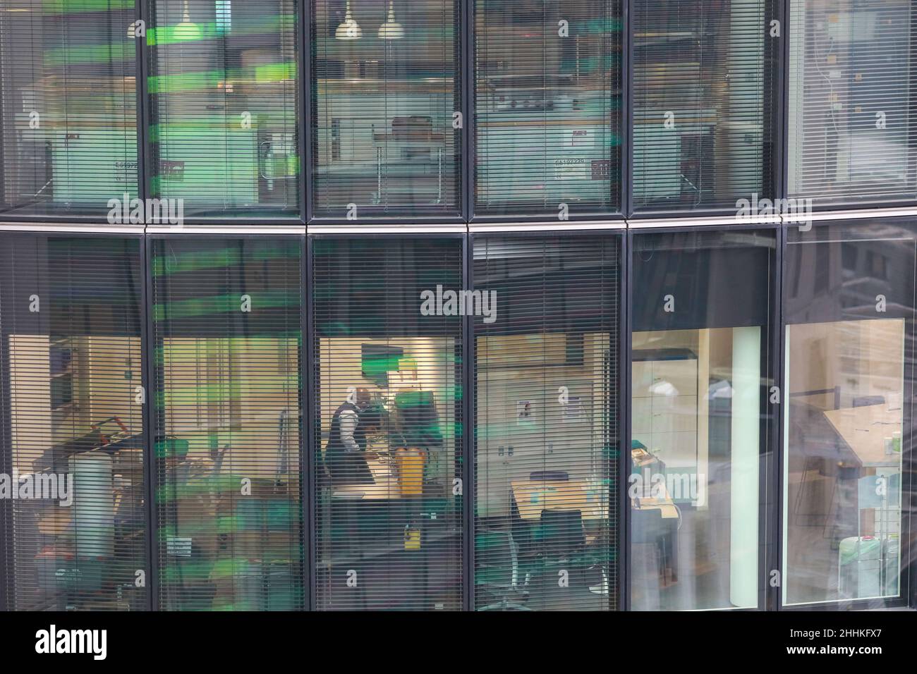 Londres, Royaume-Uni.24th janvier 2022.Photo prise le 24 janvier 2022 montre un homme dans un immeuble de bureaux à Londres, en Grande-Bretagne.Le Premier ministre britannique Boris Johnson a annoncé mercredi dernier que le 24 janvier prochain, les restrictions COVID du Plan B, qui comprennent des règles obligatoires pour le port du masque, les certificats de vaccination et les directives pour travailler à domicile.Crédit: Tim Ireland/Xinhua/Alamy Live News Banque D'Images