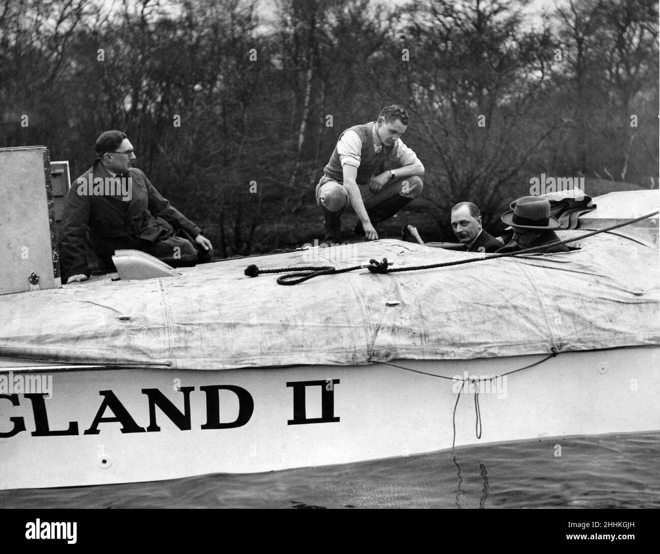 Procès de Miss Angleterre IIKaye Don dans le bateau à moteur Miss Angleterre II, avec M. R E Garner, mécanicien, sur terre.Lough Neagh.Irlande du Nord.20th janvier 1931. Banque D'Images
