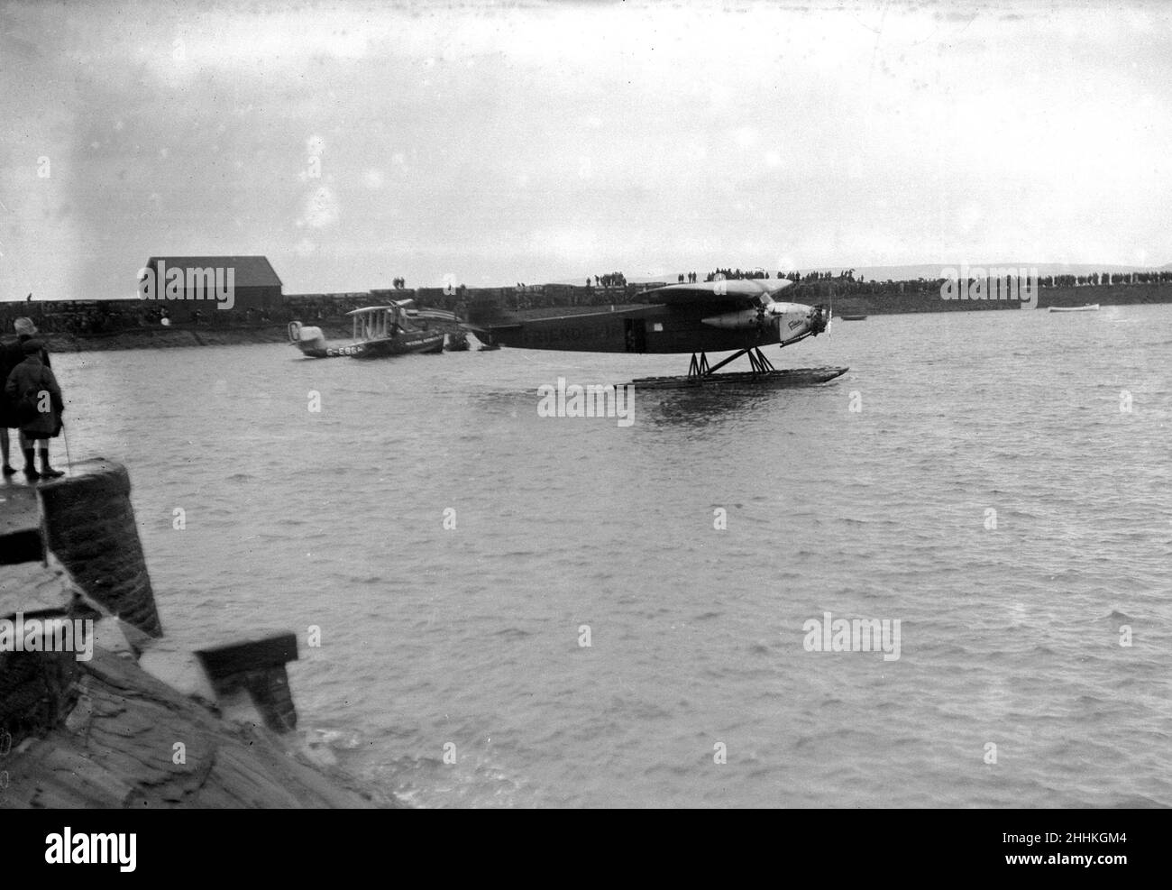 Amelia Earhart vole l'Atlantique.OPS 'The Friendship', un Fokker à triple engines qu'elle a utilisé pour le vol ancré au port de Burry, au sud du pays de Galles, où elle a atterri.18th juin 1928. Banque D'Images