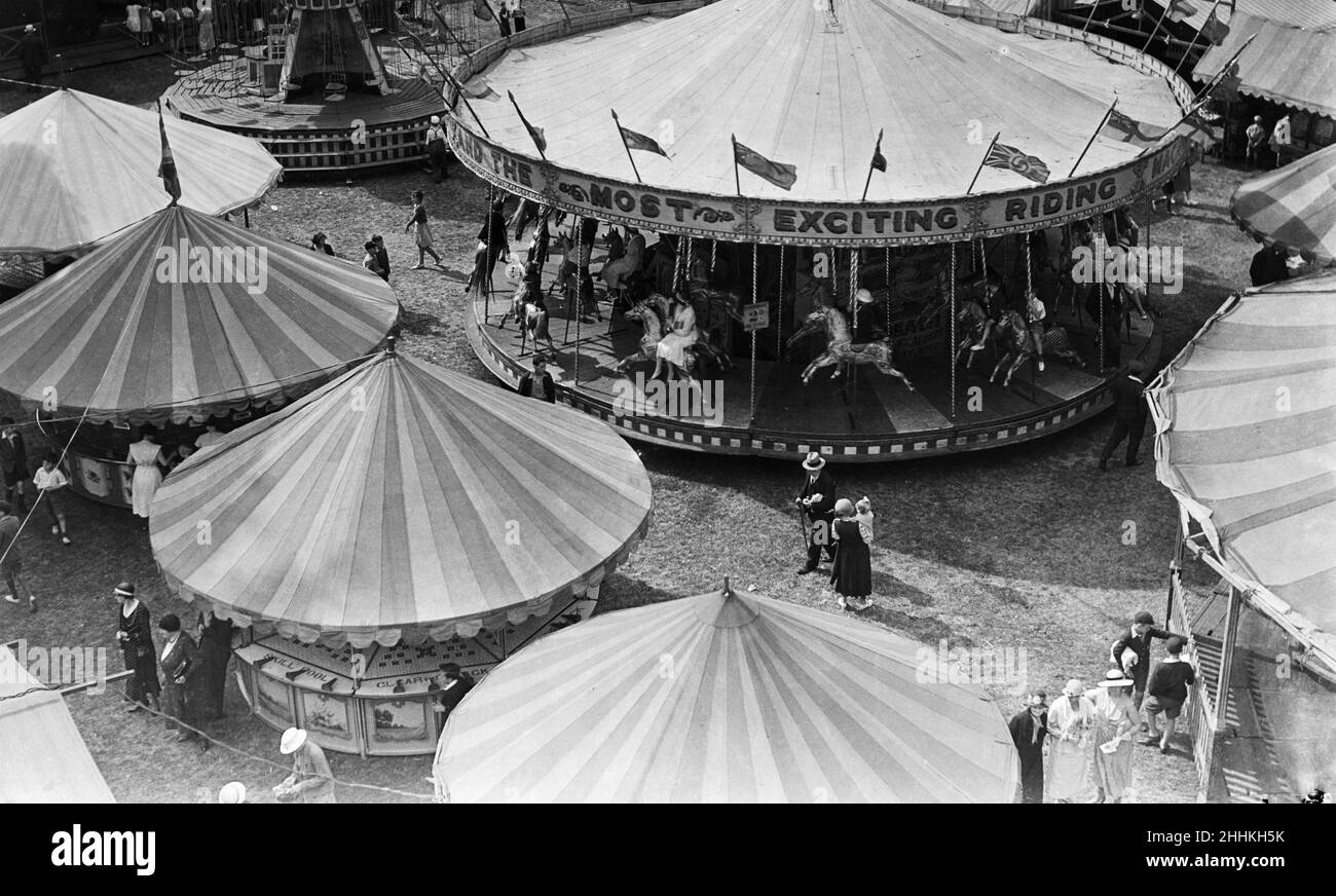 Une foule qui profite de la foire de Tolworth en 1934 Banque D'Images