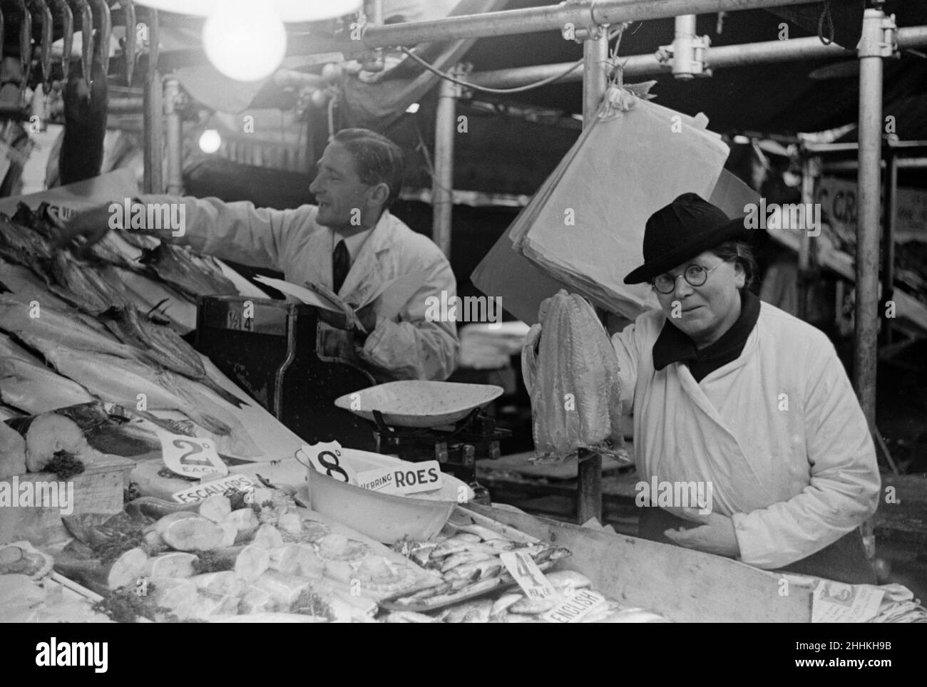 Les Fishmongers stall sur le marché de Kingston.Vers 1936 Banque D'Images