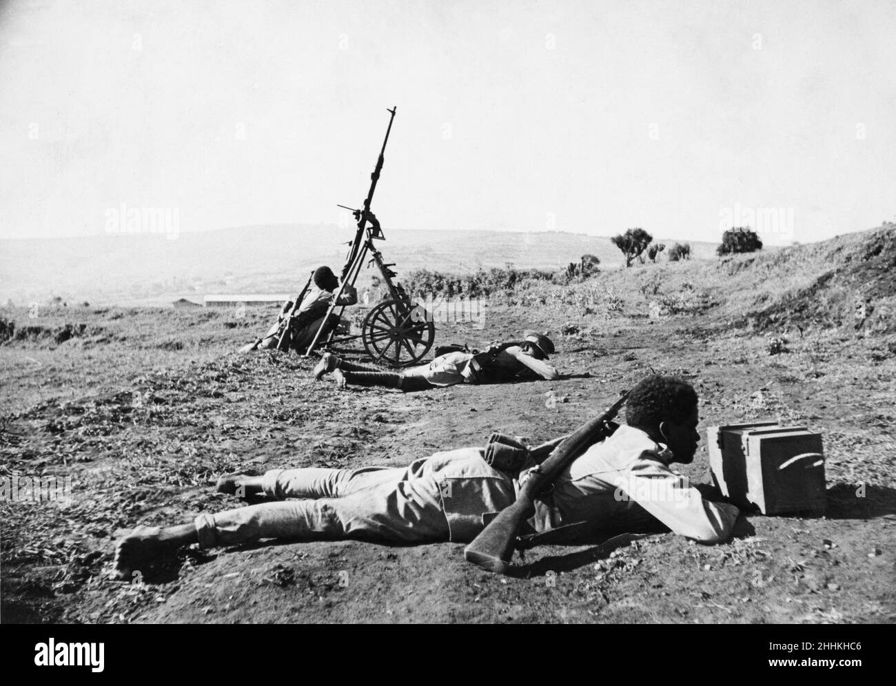 Guerre d'Abyssinian septembre 1935Abyssinian les forces sont victimes d'une attaque aérienne sur le front d'Ogadan.Un fusil à tir rapide adapté est utilisé comme un divertissement anti-avion pour défendre les troupes. Banque D'Images