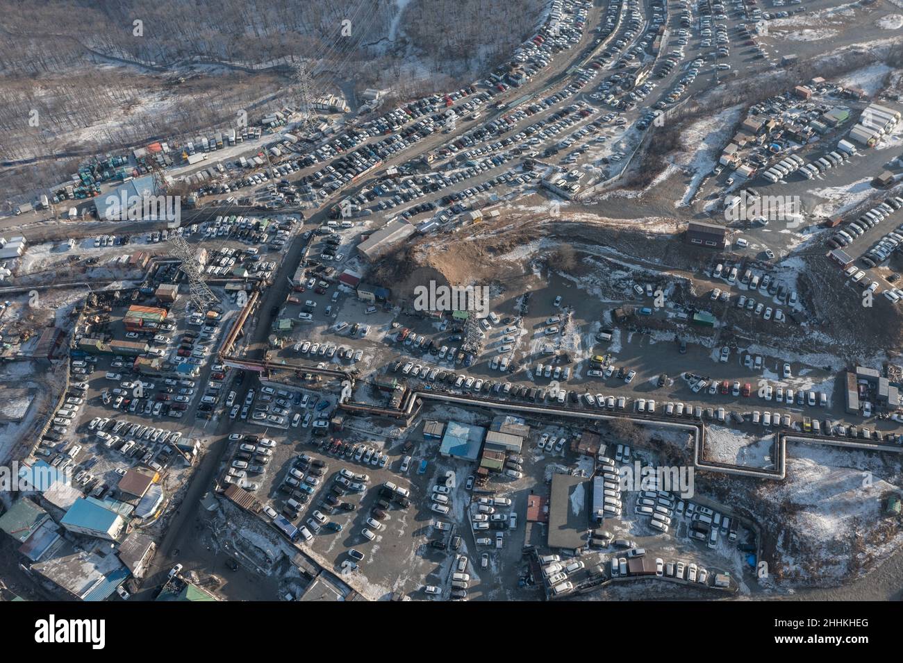 Rangées de voitures sur pied au marché automobile. Banque D'Images