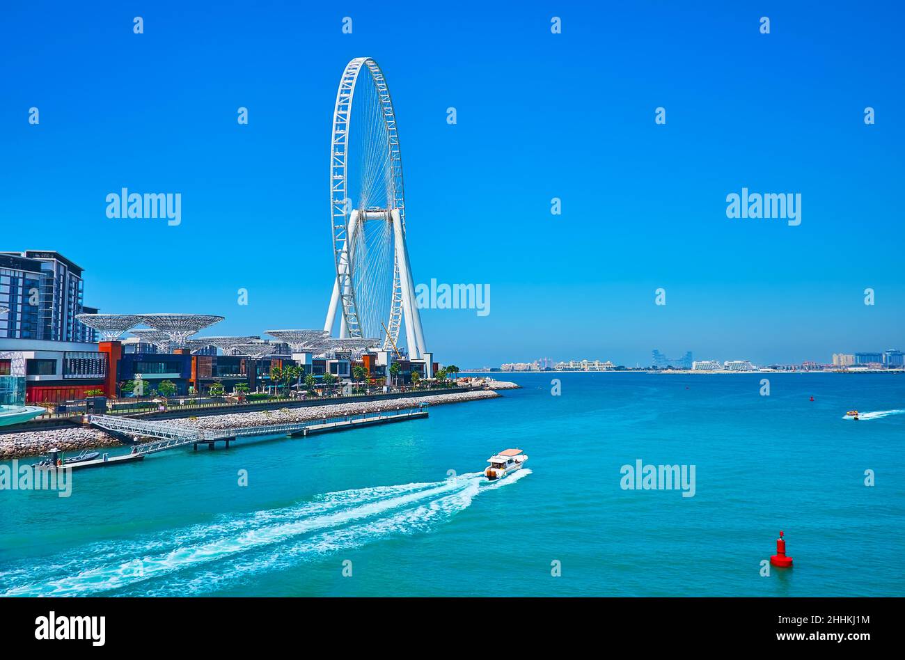 La côte de l'île Bluewaters avec la roue moderne Ain Dubai Ferris et les bateaux, flottant de Marina, Dubaï, eau Banque D'Images