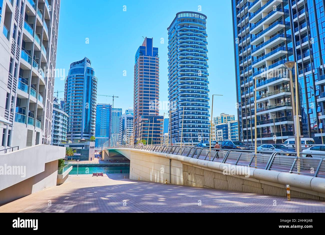 DUBAÏ, Émirats Arabes Unis - 7 MARS 2020 : vue sur le pont Al Sayorah et la tour de la marina d'Orra, ornée de balcons en forme de vagues, la marina de Dubaï, le 7 mars à D. Banque D'Images