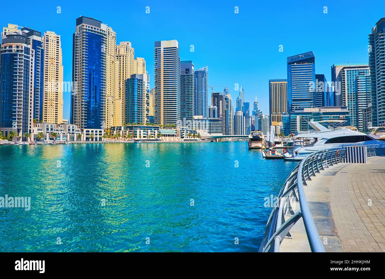 La marina de Dubaï est entourée de quartiers de vie moderne et de gratte-ciel d'affaires, créant l'horizon unique de Dubaï, eau Banque D'Images