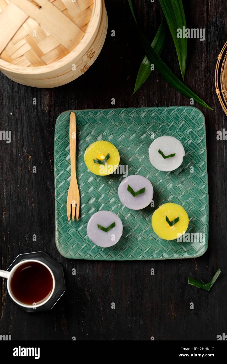 Kuih Talam ou Kue Talam, gâteau cuit à la vapeur Peranakan Culture à base de feuilles de noix de coco, farine et pâte de feuilles de Pandan.Vue de dessus Banque D'Images