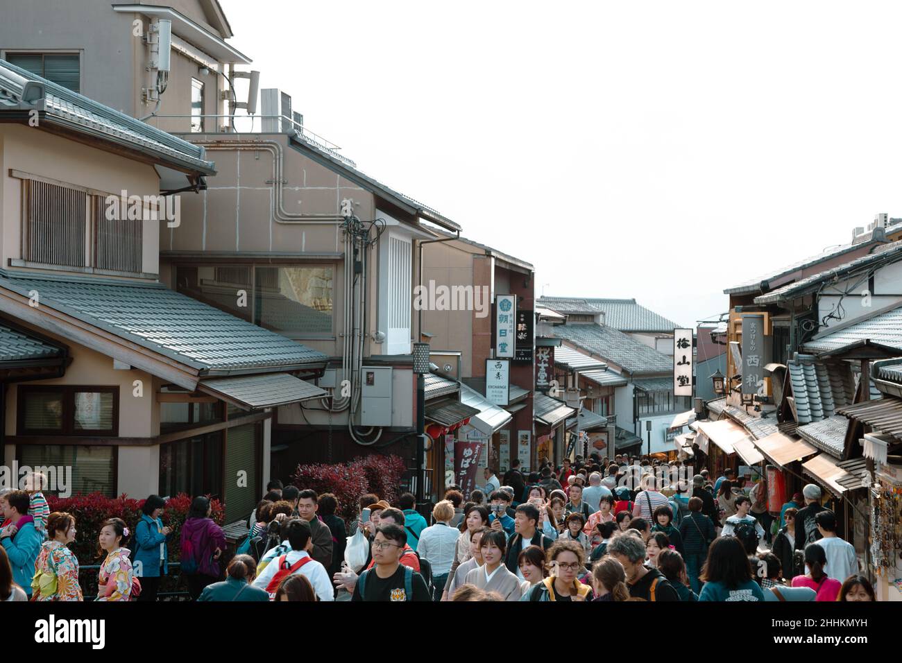 Kyoto, Japon - 8 avril 2019 : rue traditionnelle de Matsubara-dori avec des touristes bondés Banque D'Images