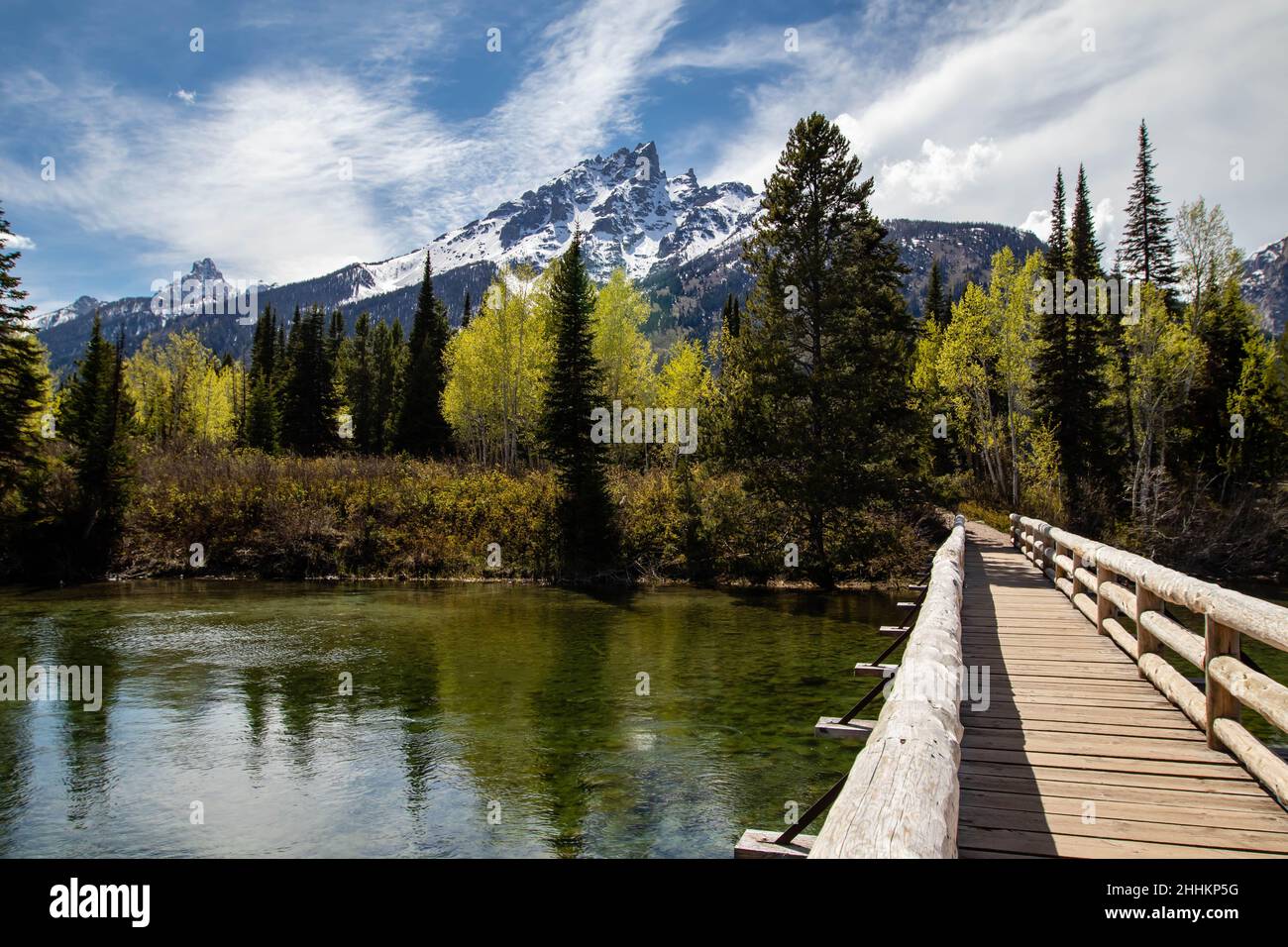 Sentier du lac Jenny qui passe au-dessus de Cottonwood Creek et qui donne sur la montagne Teewinot dans les Grands Tetons, horizontal Banque D'Images