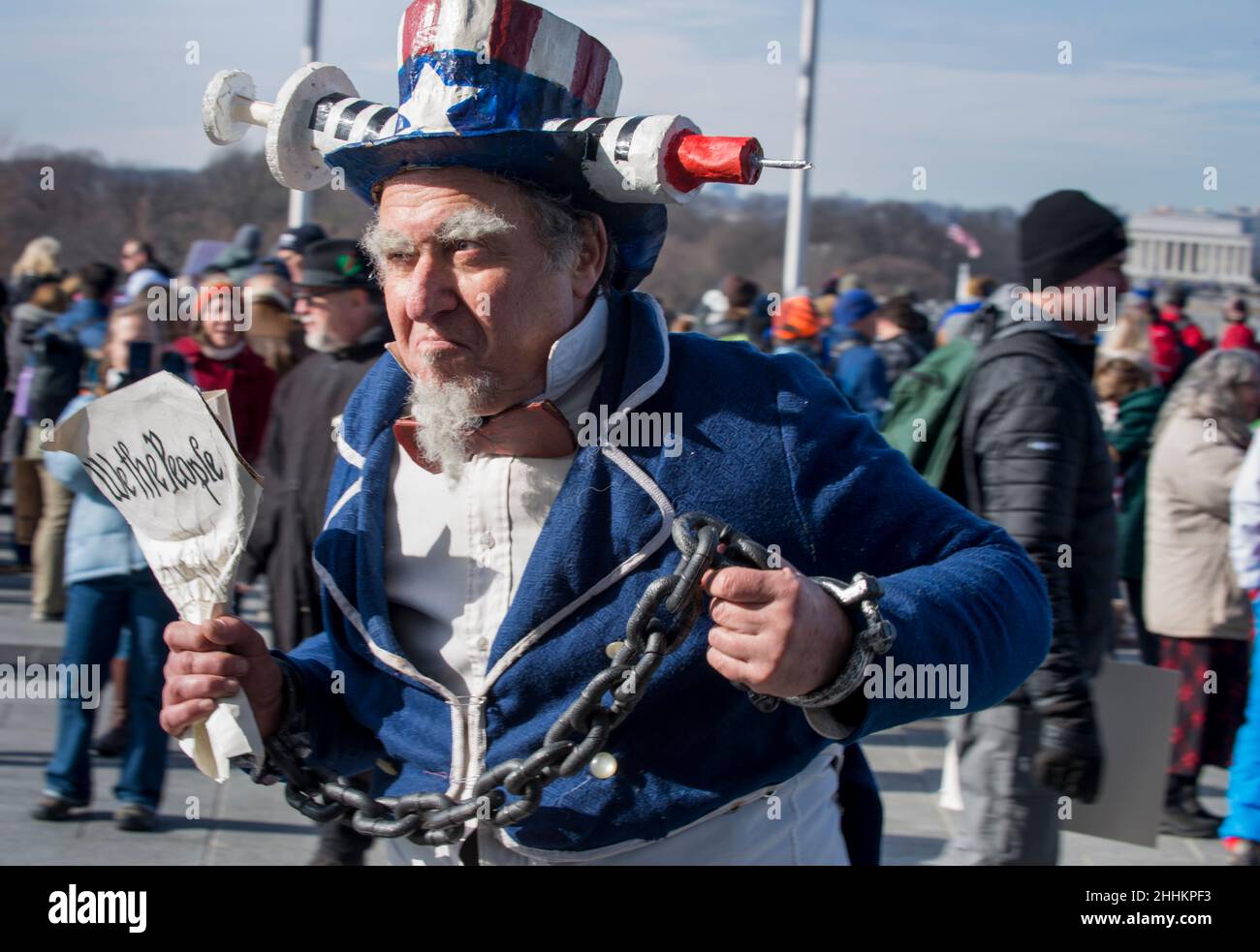Le manifestant portant l'oncle Sam custom participe à la défaite des mandats mars à Washington, DC, le 23 janvier 2022, protestant contre les mandats COVID-19. Banque D'Images