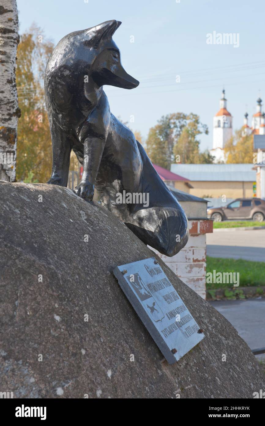 Totma, région de Vologda, Russie - 24 septembre 2020 : monument du renard noir sur la place Torgovaya de la ville de Totma, région de Vologda Banque D'Images