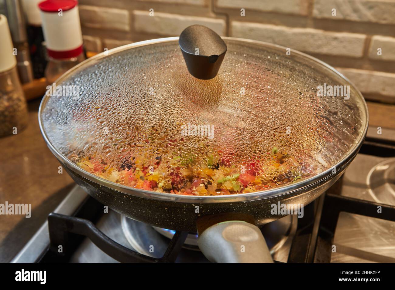 Poêle à frire sur cuisinière à gaz avec la texture de gouttes sur un ...