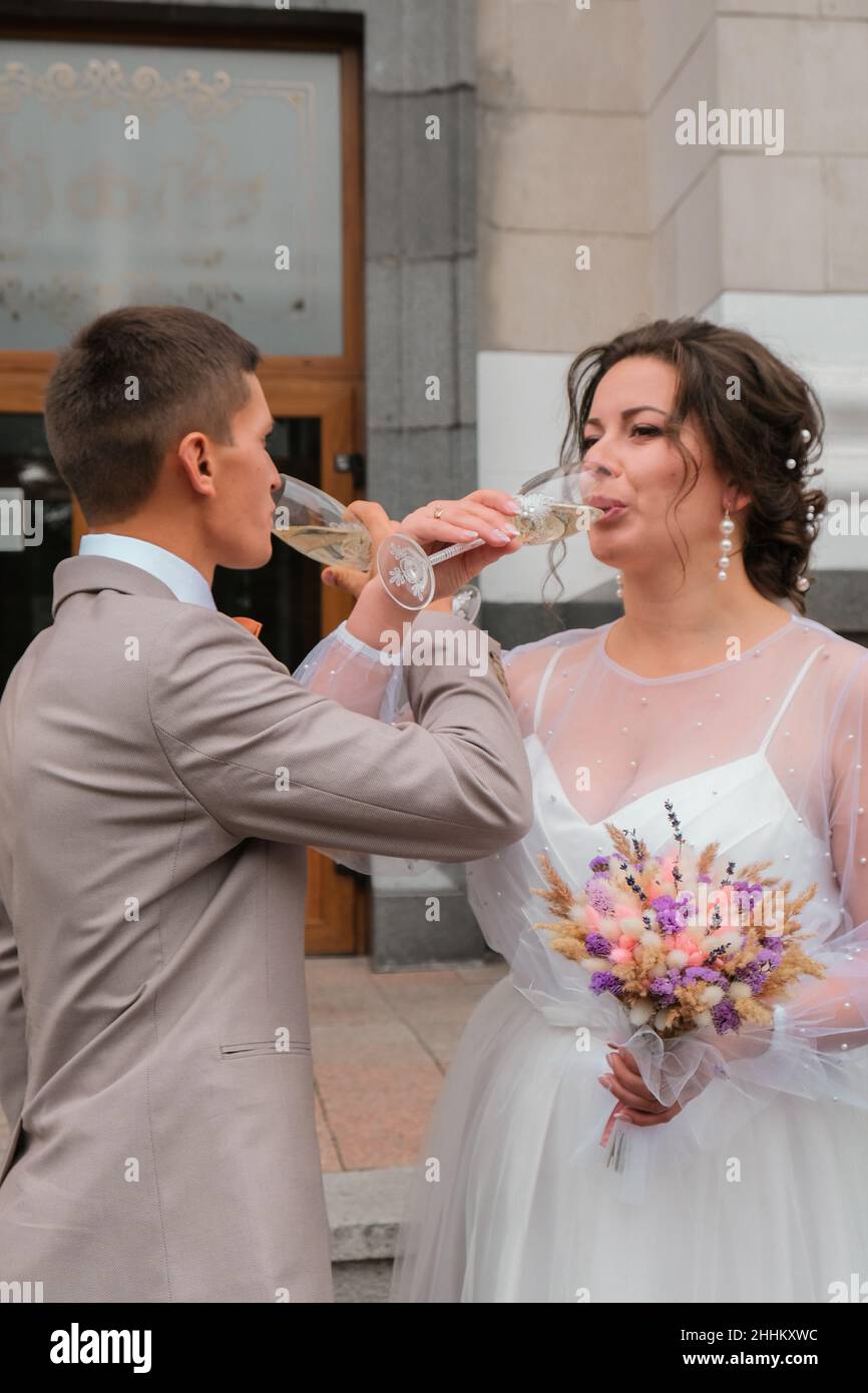 Mariée et marié, tenant des lunettes de mariage avec champagne.Célébration  du mariage.Très joli coule.J'adore les toasts Photo Stock - Alamy