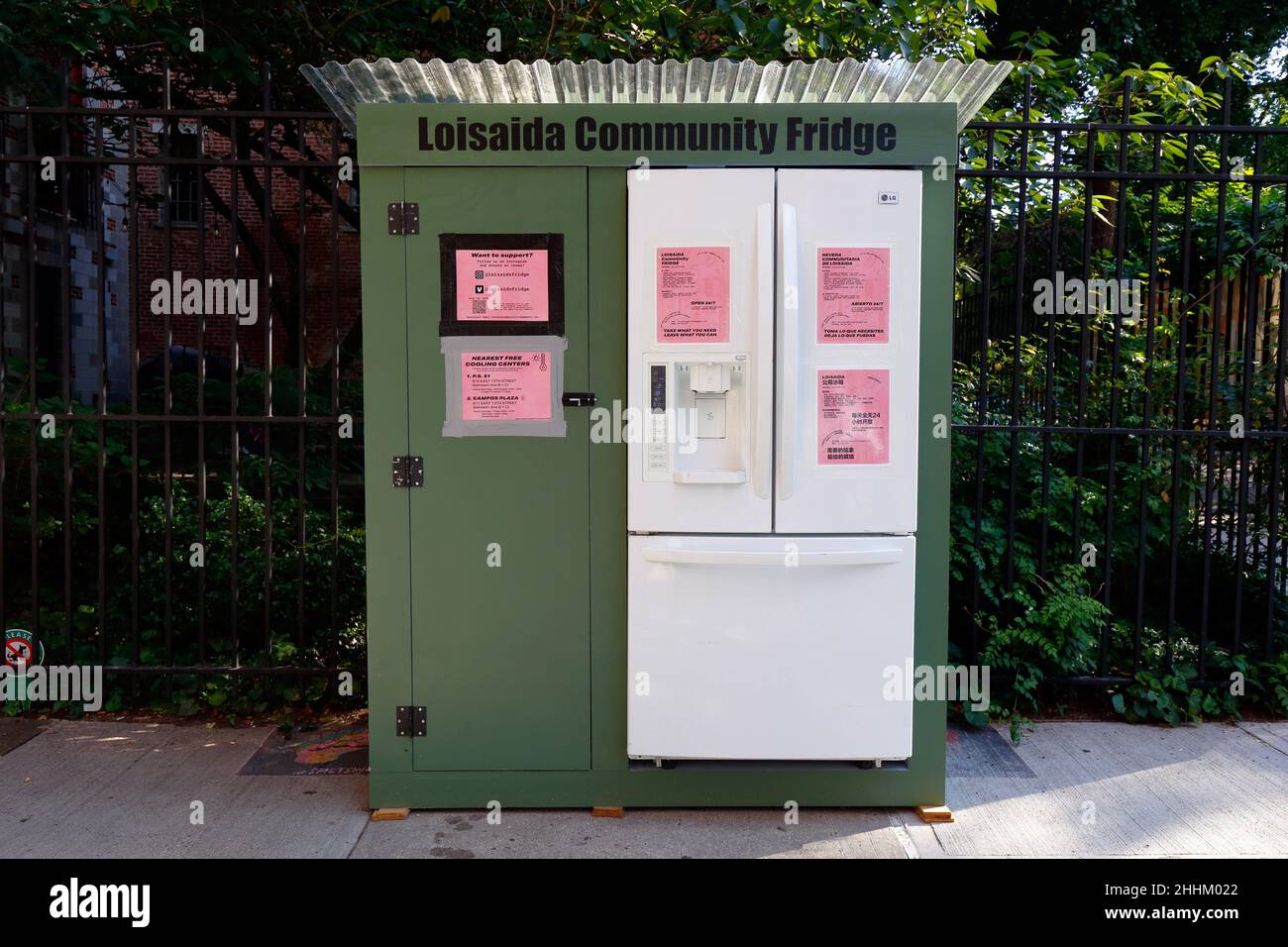 Loisaida Community Fridge, 602 E 9th St, New York, NY. Un garde-manger gratuit et un réfrigérateur dans l'East Village, Lower East Side de Manhattan. Banque D'Images