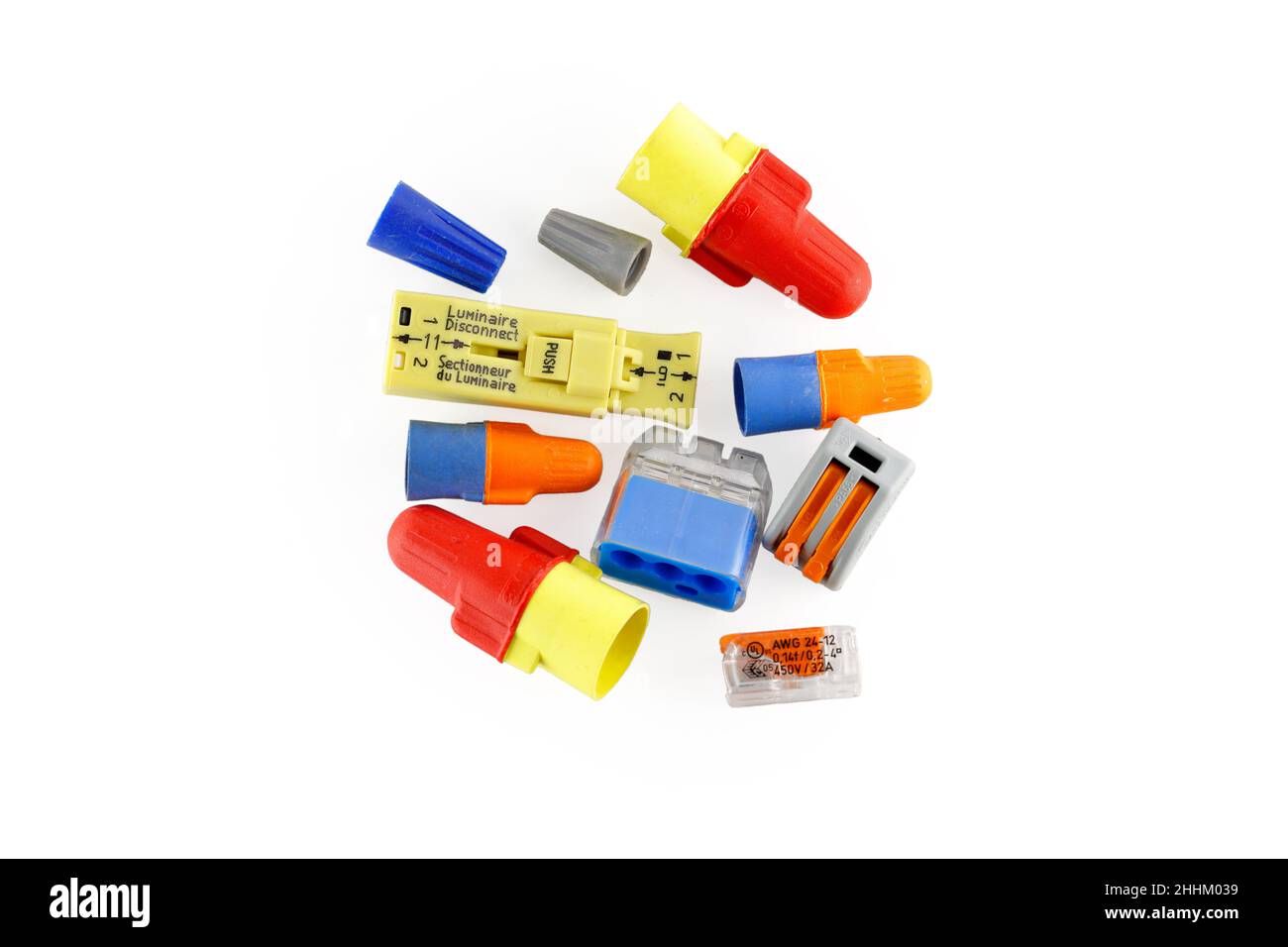 Ensemble d'écrous et de connecteurs de fils isolés sur un fond blanc. Image découpée pour une utilisation éditoriale et d'illustration. Banque D'Images