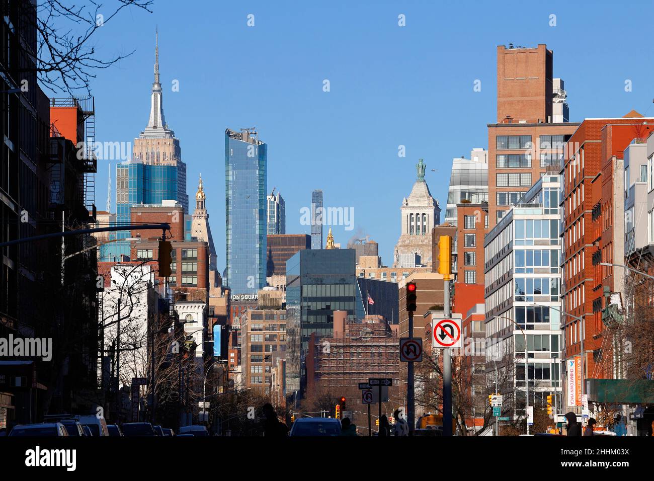 La lenteur de l'obscurcissement des gratte-ciel de Midtown Manhattan à New York, vue depuis le Bowery, janvier 2022. Banque D'Images