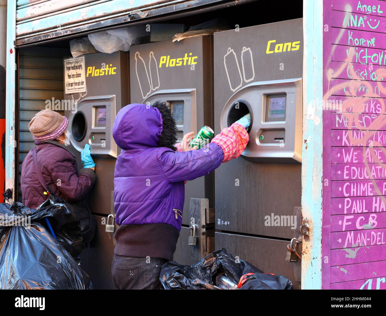 Une personne utilisant un « distributeur automatique » Tomra T-53 pour échanger des bouteilles et des canettes recyclables contre son argent de dépôt de bouteilles à New York. Banque D'Images